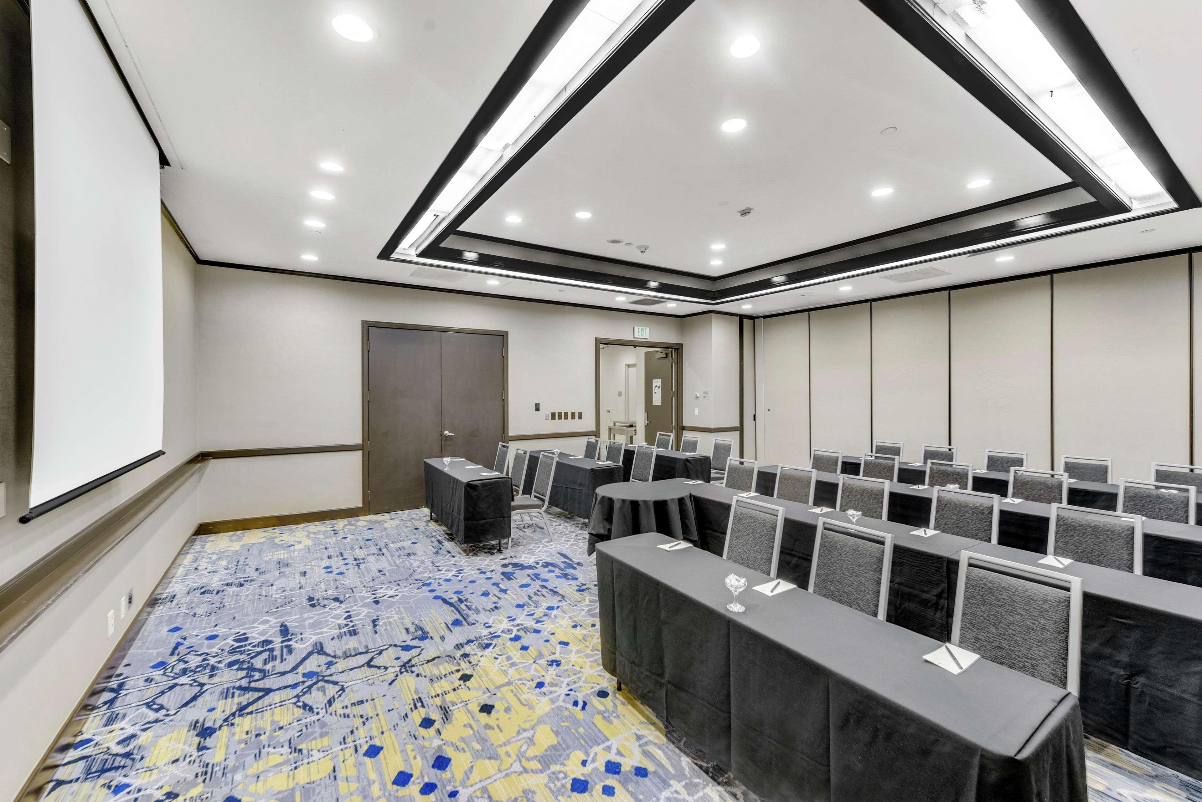 Hotel Embassy By Hilton Anaheim-orange Anaheim